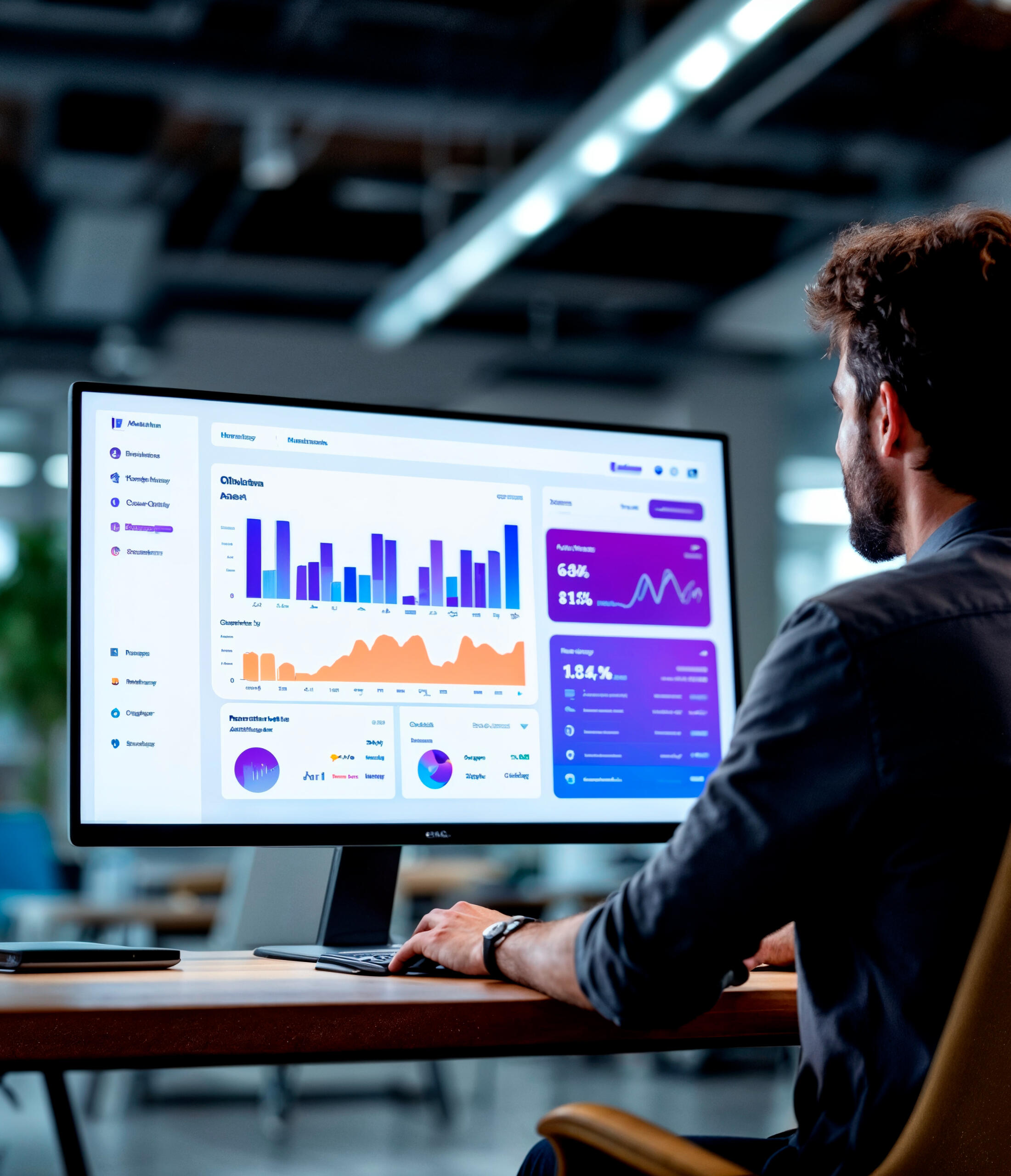 Ingeniero de sistemas contemplando dashboard y resultados.